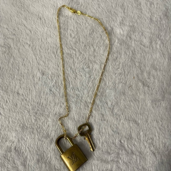 Authentic Louis Vuitton lock on 18kgp chain - Picture 4 of 5